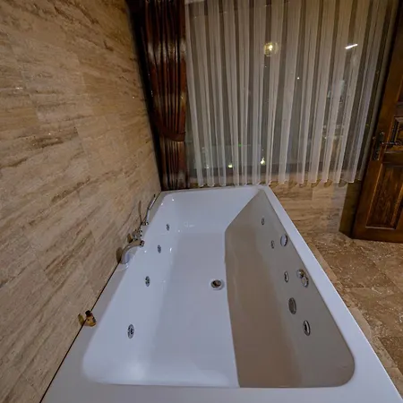 Farmer Cave House Отель *