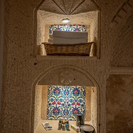 Farmer Cave House אורגופ